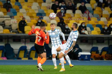KYIV, UKRAINE - 27 Ekim 2020: Nicolo Barella ve Marcelo Brozoviç UEFA Şampiyonlar Ligi B Grubu FC Shakhtar ve Internazionale maçında Maycon 'a karşı