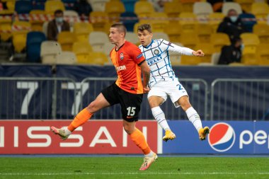 KYIV, UKRAINE - 27 Ekim 2020: Nicolo Barella, Viktor Korniienko 'ya karşı UEFA Şampiyonlar Ligi B Grubu FC Shakhtar ve Internazionale maçında