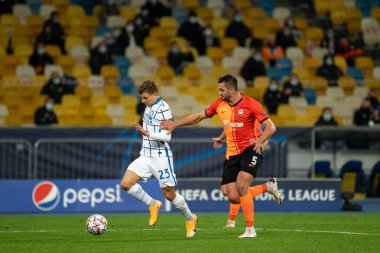 KYIV, UKRAINE - 27 Ekim 2020: Nicolo Barella, Davit Khocholava 'ya karşı UEFA Şampiyonlar Ligi B Grubu FC Shakhtar ve Internazionale maçında