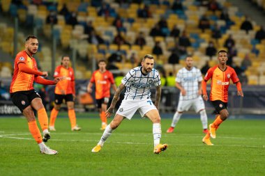 KYIV, UKRAINE - 27 Ekim 2020: Maycon, UEFA Şampiyonlar Ligi B Grubu FC Shakhtar ve Internazionale maçında Marcelo Brozoviç 'e karşı.