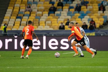 KYIV, UKRAINE - 27 Ekim 2020: Arturo Vidal, Marlos 'a karşı UEFA Şampiyonlar Ligi B Grubu FC Shakhtar ve Internazionale maçında