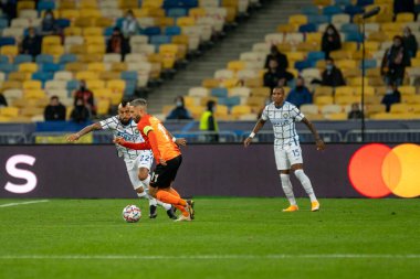 KYIV, UKRAINE - 27 Ekim 2020: Arturo Vidal, Marlos 'a karşı UEFA Şampiyonlar Ligi B Grubu FC Shakhtar ve Internazionale maçında