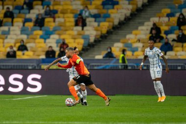 KYIV, UKRAINE - 27 Ekim 2020: Arturo Vidal, Marlos 'a karşı UEFA Şampiyonlar Ligi B Grubu FC Shakhtar ve Internazionale maçında