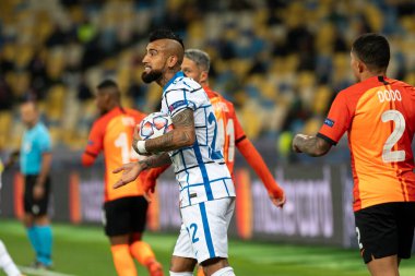 KYIV, UKRAINE - 27 Ekim 2020: Arturo Vidal UEFA Şampiyonlar Ligi B Grubunun FC Shakhtar ve Internazionale maçında
