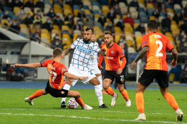 KYIV, UKRAINE - 27 Ekim 2020: Arturo Vidal - Dodo, Valerii Bondar, Maycon UEFA Şampiyonlar Ligi B Grubu FC Shakhtar - Internazionale