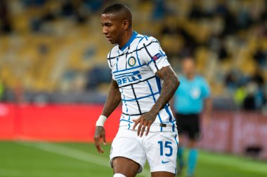 KYIV, UKRAINE - 27 Ekim 2020: Ashley Young UEFA Şampiyonlar Ligi B Grubu futbol karşılaşması sırasında FC Shakhtar ve Internazionale