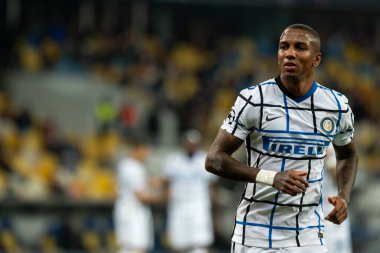 KYIV, UKRAINE - 27 Ekim 2020: Ashley Young UEFA Şampiyonlar Ligi B Grubu futbol karşılaşması sırasında FC Shakhtar ve Internazionale