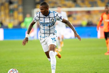 KYIV, UKRAINE - 27 Ekim 2020: Ashley Young UEFA Şampiyonlar Ligi B Grubu futbol karşılaşması sırasında FC Shakhtar ve Internazionale