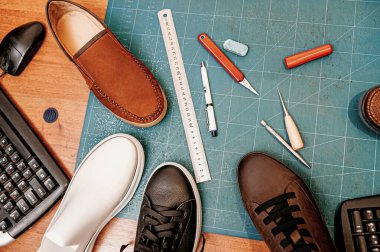 Ayakkabı yapımı aletler. Cetvel, tül, bıçak, boya ve deri, ayakkabı. Yeşil arkaplan üst görünüm kopyalama alanı