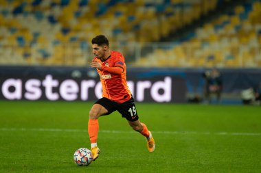 KYIV, UKRAINE - NOVEMBER 3, 2020: Valerii Bondar UEFA Şampiyonlar Ligi B Grubunun FC Shakhtar ve Borussia Monchengladbach maçında