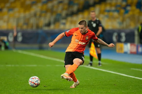 KYIV, UKRAINE - NOVEMBER 3, 2020: Valerii Bondar UEFA Şampiyonlar Ligi B Grubunun FC Shakhtar ve Borussia Monchengladbach maçında