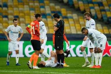 KYIV, UKRAINE - NOVEMBER 3, 2020: UEFA Şampiyonlar Ligi B Grubu futbol maçı sırasında Jonas Hofmann 'ın yaralanması FC Shakhtar Borussia Monchengladbach' a karşı