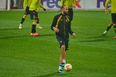 KYIV, UKRAINE - 4 Kasım 2020: AEK 'in maç öncesi antrenmanı. FC ZORYA LUHANSK ve FC AEK ATHENS arasındaki UEFA Avrupa Ligi karşılaşması