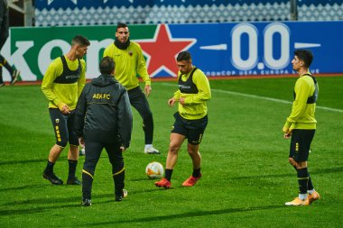 KYIV, UKRAINE - 4 Kasım 2020: AEK 'in maç öncesi antrenmanı. FC ZORYA LUHANSK ve FC AEK ATHENS arasındaki UEFA Avrupa Ligi karşılaşması