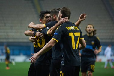 KYIV, UKRAINE - 4 Kasım 2020: Stavros Vasilantonopoulos, Petros Mantalos, Muamer Tankoviç skor golünü kutladı. FC ZORYA LUHANSK ve FC AEK ATHENS arasında oynanan UEFA Avrupa Ligi futbol karşılaşması