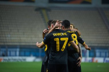 KYIV, UKRAINE - 4 Kasım 2020: Stavros Vasilantonopoulos, Petros Mantalos, Muamer Tankoviç skor golünü kutladı. FC ZORYA LUHANSK ve FC AEK ATHENS arasında oynanan UEFA Avrupa Ligi futbol karşılaşması