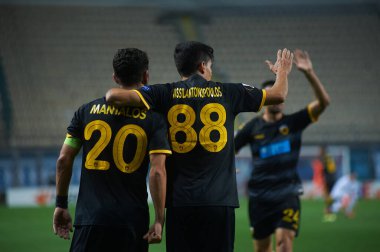 KYIV, UKRAINE - 4 Kasım 2020: Stavros Vasilantonopoulos, Petros Mantalos skor golünü kutladı. FC ZORYA LUHANSK ve FC AEK ATHENS arasında oynanan UEFA Avrupa Ligi futbol karşılaşması