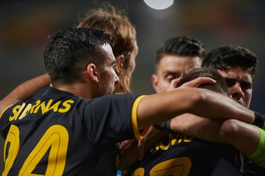 KYIV, UKRAINE - 4 Kasım 2020: AEK skor golünü kutladı. FC ZORYA LUHANSK ve FC AEK ATHENS arasında oynanan UEFA Avrupa Ligi futbol karşılaşması