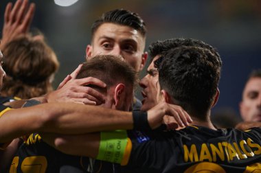 KYIV, UKRAINE - 4 Kasım 2020: AEK skor golünü kutladı. FC ZORYA LUHANSK ve FC AEK ATHENS arasında oynanan UEFA Avrupa Ligi futbol karşılaşması