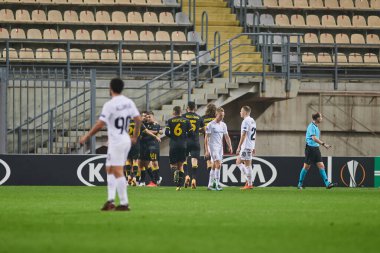 KYIV, UKRAINE - 4 Kasım 2020: AEK skor golünü kutladı. FC ZORYA LUHANSK ve FC AEK ATHENS arasında oynanan UEFA Avrupa Ligi futbol karşılaşması