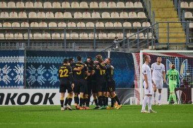 KYIV, UKRAINE - 4 Kasım 2020: AEK skor golünü kutladı. FC ZORYA LUHANSK ve FC AEK ATHENS arasında oynanan UEFA Avrupa Ligi futbol karşılaşması