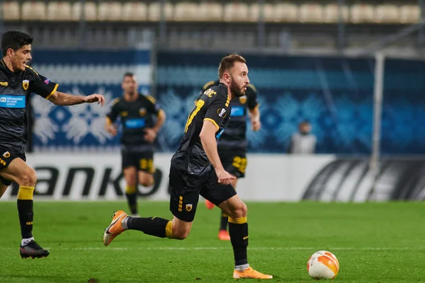 KYIV, UKRAINE - 4 Kasım 2020: Muamer Tankovic. FC ZORYA LUHANSK ve FC AEK ATHENS arasında oynanan UEFA Avrupa Ligi futbol karşılaşması