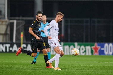 KYIV, UKRAINE - 4 Kasım 2020: Yevhen Shakhov Vladlen Yurchenko 'ya karşı. FC ZORYA LUHANSK ve FC AEK ATHENS arasında oynanan UEFA Avrupa Ligi futbol karşılaşması