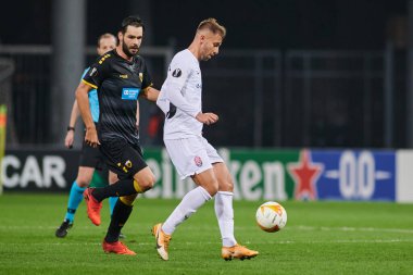 KYIV, UKRAINE - 4 Kasım 2020: Yevhen Shakhov Vladlen Yurchenko 'ya karşı. FC ZORYA LUHANSK ve FC AEK ATHENS arasında oynanan UEFA Avrupa Ligi futbol karşılaşması