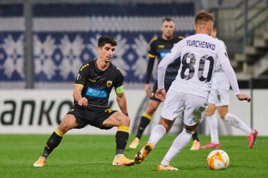 KYIV, UKRAINE - 4 Kasım 2020: Petros Mantalos - Vladlen Yurchenko. FC ZORYA LUHANSK ve FC AEK ATHENS arasında oynanan UEFA Avrupa Ligi futbol karşılaşması