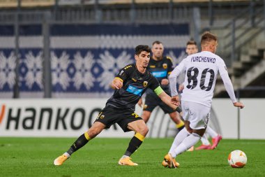 KYIV, UKRAINE - 4 Kasım 2020: Petros Mantalos - Vladlen Yurchenko. FC ZORYA LUHANSK ve FC AEK ATHENS arasında oynanan UEFA Avrupa Ligi futbol karşılaşması