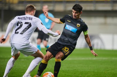 KYIV, UKRAINE - 4 Kasım 2020: Petros Mantalos Yehor Nazaryna 'ya karşı. FC ZORYA LUHANSK ve FC AEK ATHENS arasında oynanan UEFA Avrupa Ligi futbol karşılaşması
