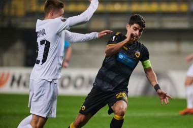 KYIV, UKRAINE - 4 Kasım 2020: Petros Mantalos Yehor Nazaryna 'ya karşı. FC ZORYA LUHANSK ve FC AEK ATHENS arasında oynanan UEFA Avrupa Ligi futbol karşılaşması