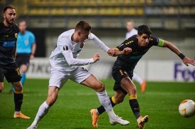 KYIV, UKRAINE - 4 Kasım 2020: Petros Mantalos Yehor Nazaryna 'ya karşı. FC ZORYA LUHANSK ve FC AEK ATHENS arasında oynanan UEFA Avrupa Ligi futbol karşılaşması