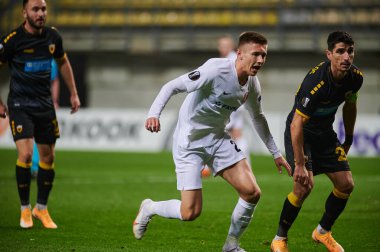 KYIV, UKRAINE - 4 Kasım 2020: Petros Mantalos Yehor Nazaryna 'ya karşı. FC ZORYA LUHANSK ve FC AEK ATHENS arasında oynanan UEFA Avrupa Ligi futbol karşılaşması