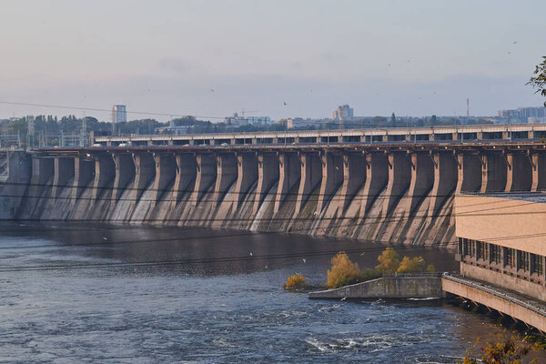 Запорожье, Украина - 4 ноября 2020 года: Днепровская ГЭС на реке Днепр.