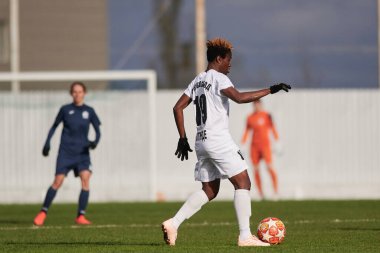 KHARKIV, UKRAINE - 11 Kasım 2020: Kadın futbol maçı Zhitlobud-2 vs. Voshod. Tecrit sporu var. Halka açık etkinliklere izin var. CV salgını sırasında Avrupa futbol maçı.