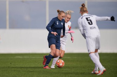 KHARKIV, UKRAINE - 11 Kasım 2020: Kadın futbol maçı Zhitlobud-2 vs. Voshod. Tecrit sporu var. Halka açık etkinliklere izin var. CV salgını sırasında Avrupa futbol maçı.