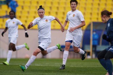 KHARKIV, UKRAINE - 11 Kasım 2020: Kadın futbol maçı Zhitlobud-2 vs. Voshod. Tecrit sporu var. Halka açık etkinliklere izin var. CV salgını sırasında Avrupa futbol maçı.
