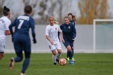 KHARKIV, UKRAINE - 11 Kasım 2020: Kadın futbol maçı Zhitlobud-2 vs. Voshod. Tecrit sporu var. Halka açık etkinliklere izin var. CV salgını sırasında Avrupa futbol maçı.