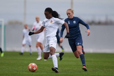 KHARKIV, UKRAINE - 11 Kasım 2020: Kadın futbol maçı Zhitlobud-2 vs. Voshod. Tecrit sporu var. Halka açık etkinliklere izin var. CV salgını sırasında Avrupa futbol maçı.