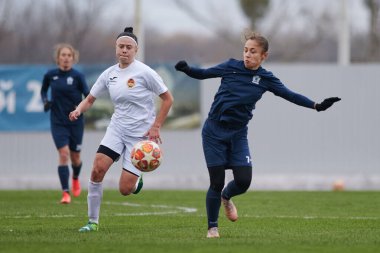 KHARKIV, UKRAINE - 11 Kasım 2020: Kadın futbol maçı Zhitlobud-2 vs. Voshod. Tecrit sporu var. Halka açık etkinliklere izin var. CV salgını sırasında Avrupa futbol maçı.