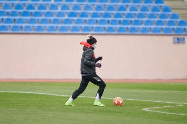 KHARKIV, UKRAINE - 11 Kasım 2020: Kadın futbol maçı Zhitlobud-2 vs. Voshod. Tecrit sporu var. Halka açık etkinliklere izin var. CV salgını sırasında Avrupa futbol maçı.