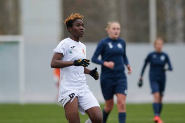 KHARKIV, UKRAINE - 11 Kasım 2020: Kadın futbol maçı Zhitlobud-2 vs. Voshod. Tecrit sporu var. Halka açık etkinliklere izin var. CV salgını sırasında Avrupa futbol maçı.