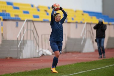 KHARKIV, UKRAINE - 11 Kasım 2020: Kadın futbol maçı Zhitlobud-2 vs. Voshod. Tecrit sporu var. Halka açık etkinliklere izin var. CV salgını sırasında Avrupa futbol maçı.