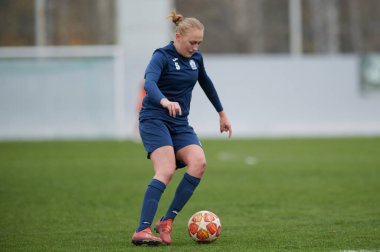 KHARKIV, UKRAINE - 11 Kasım 2020: Kadın futbol maçı Zhitlobud-2 vs. Voshod. Tecrit sporu var. Halka açık etkinliklere izin var. CV salgını sırasında Avrupa futbol maçı.