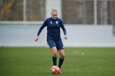 KHARKIV, UKRAINE - 11 Kasım 2020: Kadın futbol maçı Zhitlobud-2 vs. Voshod. Tecrit sporu var. Halka açık etkinliklere izin var. CV salgını sırasında Avrupa futbol maçı.