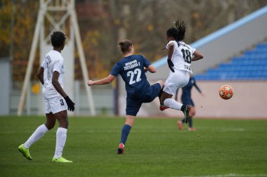 KHARKIV, UKRAINE - 11 Kasım 2020: Kadın futbol maçı Zhitlobud-2 vs. Voshod. Tecrit sporu var. Halka açık etkinliklere izin var. CV salgını sırasında Avrupa futbol maçı.