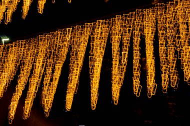 Dijital ışıkların hızı. Parlak turuncu neon bir yörünge boyunca hızla hareket eden ışık akışları. Flaşlı hızlı enerji dalgaları. Siyah arkaplanda girdap izi.