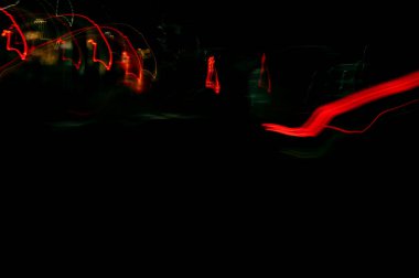 Dijital ışıkların hızı. Parlak kırmızı ve beyaz neon bir yörünge boyunca hızla hareket eden ışık akışları. Flaşlı hızlı enerji dalgaları. Siyah arkaplanda girdap izi.