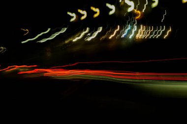 Dijital ışıkların hızı. Parlak kırmızı ve beyaz neon bir yörünge boyunca hızla hareket eden ışık akışları. Flaşlı hızlı enerji dalgaları. Siyah arkaplanda girdap izi.